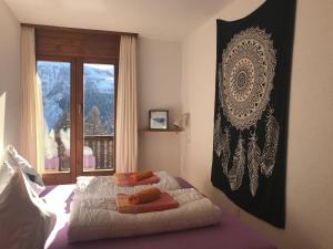 una camera da letto con un letto con due cuscini sopra di Lärchenwald Lodge a Bellwald