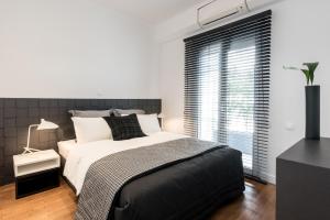 Giường trong phòng chung tại Executive 2 bdr Suite in Plaka - Acropolis view