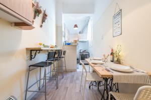 - une cuisine et une salle à manger avec une table et des chaises dans l'établissement Lovely 1 bedroom apartment in Athens, à Athènes