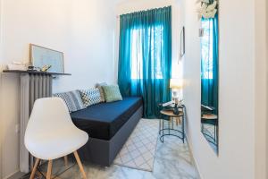- un salon avec un canapé et une chaise blanche dans l'établissement Lovely 1 bedroom apartment in Athens, à Athènes