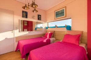 Un pat sau paturi într-o cameră la A Luxury Maisonette with Sea View
