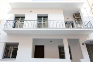 アテネにあるA Beautiful 5 bdr House near Acropolisのバルコニー付きの白いアパートメントです。