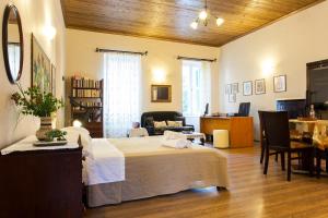 Posteľ alebo postele v izbe v ubytovaní Psyri Neoclassical House Yard Free Parking