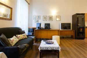 sala de estar con sofá y escritorio en Psyri Neoclassical House with Yard, en Atenas
