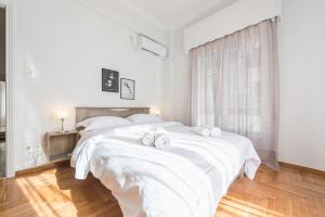 Postel nebo postele na pokoji v ubytování Bright apt in the heart of Athens