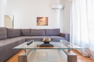 Posezení v ubytování Bright apt in the heart of Athens