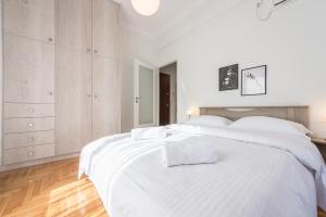 Postel nebo postele na pokoji v ubytování Bright apt in the heart of Athens