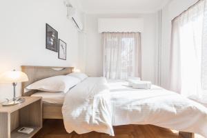Postel nebo postele na pokoji v ubytování Bright apt in the heart of Athens