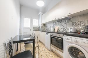 Kuchyň nebo kuchyňský kout v ubytování Bright apt in the heart of Athens