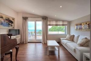 Khu vực ghế ngồi tại Luxury 4 Bdrm Villa with Pvt Pool on the beach