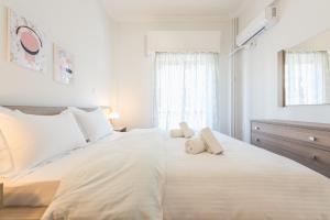 Postel nebo postele na pokoji v ubytování Bright apt in the heart of Athens