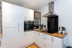 Modern and Cosy, Media City Two Bedroom Apartment, With Secure Parking and Access to Gym & Cinema Room