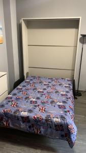 サンレモにあるCasa di Emaのベッド(青い布団付)が備わる客室です。
