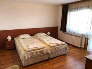 Un pat sau paturi într-o cameră la Guest Rooms Vachin