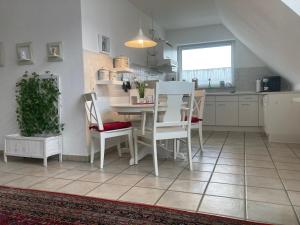 a kitchen and dining room with a table and chairs at De Tünn in Spieka-Neufeld