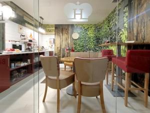 Un comedor con mesa y sillas en Hostal Royal Cruz, en Madrid