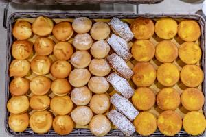 uma bandeja cheia com muitos tipos diferentes de pastelarias em Hotel Italo em Madonna di Campiglio