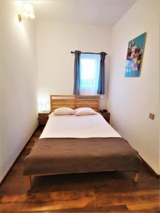 Un pat sau paturi într-o cameră la Casa Bunicilor Sinaia