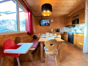 Un restaurante o sitio para comer en EXCLUSIVES Chalet an der SKIPISTE +Dampfbad +NETFLIX