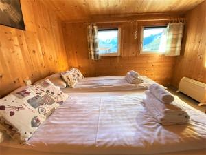 Postel nebo postele na pokoji v ubytování EXCLUSIVES Chalet an der SKIPISTE +Dampfbad +NETFLIX