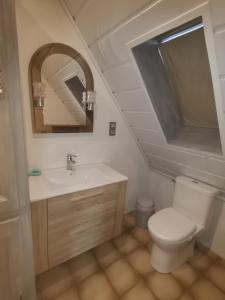 A bathroom at Villa kerangoues gîte 3 étoiles
