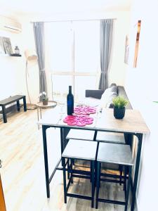 stół jadalny z butelką wina na górze w obiekcie Spectacular Apartment With Amazing Sea Views! w mieście Benalmádena