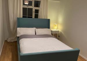 A bed or beds in a room at Lovely 2 bedroom apartment with parking space