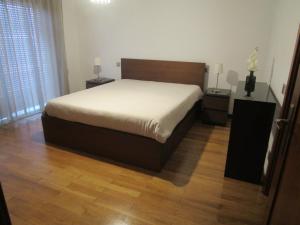 een slaapkamer met een bed en twee nachtkastjes bij The Artist´s Apartment in Espinho