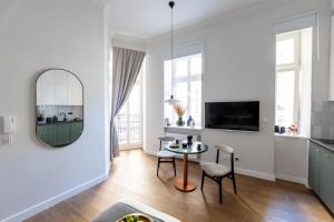 Telewizja i/lub zestaw kina domowego w obiekcie LION apartments - Premium STUDIO with balcony