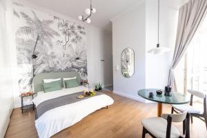 um quarto com uma cama e uma mesa de vidro em LION apartments - Premium STUDIO with balcony em Cracóvia