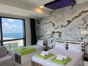 Katil atau katil-katil dalam bilik di Apartment In Porta Batumi Tower +171 gambar