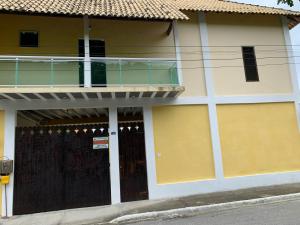 un bâtiment avec un noir et jaune dans l'établissement Casa Temporada na Praia do Peró, à Cabo Frio