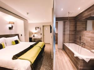 Rúm í herbergi á Hôtel Le White - Le 42 Restaurant