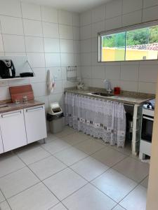 - une cuisine avec évier et comptoir dans la chambre dans l'établissement Casa Temporada na Praia do Peró, à Cabo Frio 15 autres photos