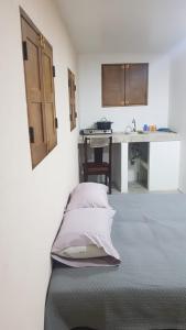 Habitación hospitalaria con cama y mesa en Hogar tico-estadounidense cerca de aeropuerto, en Alajuela