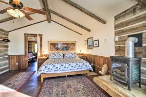Un pat sau paturi într-o cameră la Hundred-Year-Old Shell Valley Settlers Cabin!