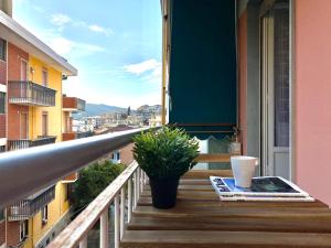 CasaViva- Ampio e luminoso quadrilocale a Rapallo tesisinde bir balkon veya teras