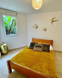 1 dormitorio con 1 cama con pájaros en la pared en Nouveauté - L'Oasis - T3 - 70 M2 - Jacuzzi en Saint-Denis