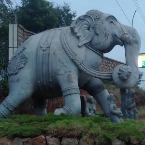 Mount Retreat Resorts - Madurai في مادوراي: تمثال فيل واقف في العشب