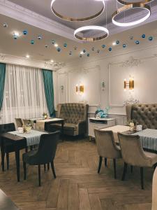 un restaurante con mesas, sofás y sillas en Park Hotel Fili, en Moscú