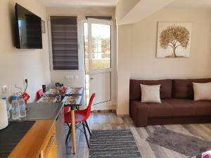 A seating area at Chris rooms