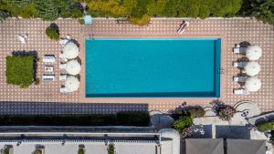 Bazén v ubytování Residenza Parco Fellini nebo v jeho okolí
