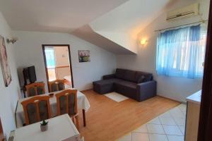 un soggiorno con divano e tavolo di Apartments Sea view - cosy & in center a Kukljica (Cuclizza)