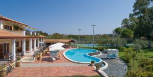 uma imagem de uma piscina numa casa em Aneli Luxury Villas-Villa Anastasia em Áyios Kírikos