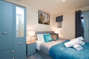 a bedroom with a bed and a dresser and a mirror at Silicon Court -Milton Keynes -4 bedroom Sleeps 7 in Milton Keynes