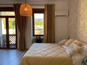 ein Schlafzimmer mit einem Bett und einem großen Fenster in der Unterkunft Apartamento Casa Anselmo La cambra 
