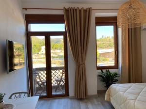 a bedroom with sliding glass doors with a balcony at Apartamento Casa Anselmo La cambra 