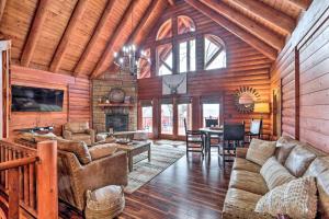 sala de estar con muebles de cuero y chimenea en Private Eureka Springs Cabin with Beaver Lake Views!, en Eureka Springs