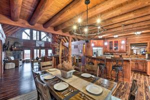 comedor y cocina en una casa de madera en Private Eureka Springs Cabin with Beaver Lake Views!, en Eureka Springs
