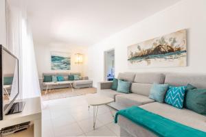 Televízia a/alebo spoločenská miestnosť v ubytovaní Villa Vora Puerto Pollensa by JS Villas